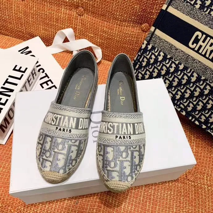 👟👟Ex-factory price 400👟👟 In 2020, new colors are coming simultaneously on the official website of the DIOR fisherman shoe series: original development, original anatomy display, exclusive outsole, you can compare as you like.  [Material] 1⃣️Sole: The only 1:1 exclusive rubber sole on the market 🌸. Fabric original embroidery. Lining: imported sheepskin, delicate and soft. [Size] 35-40.